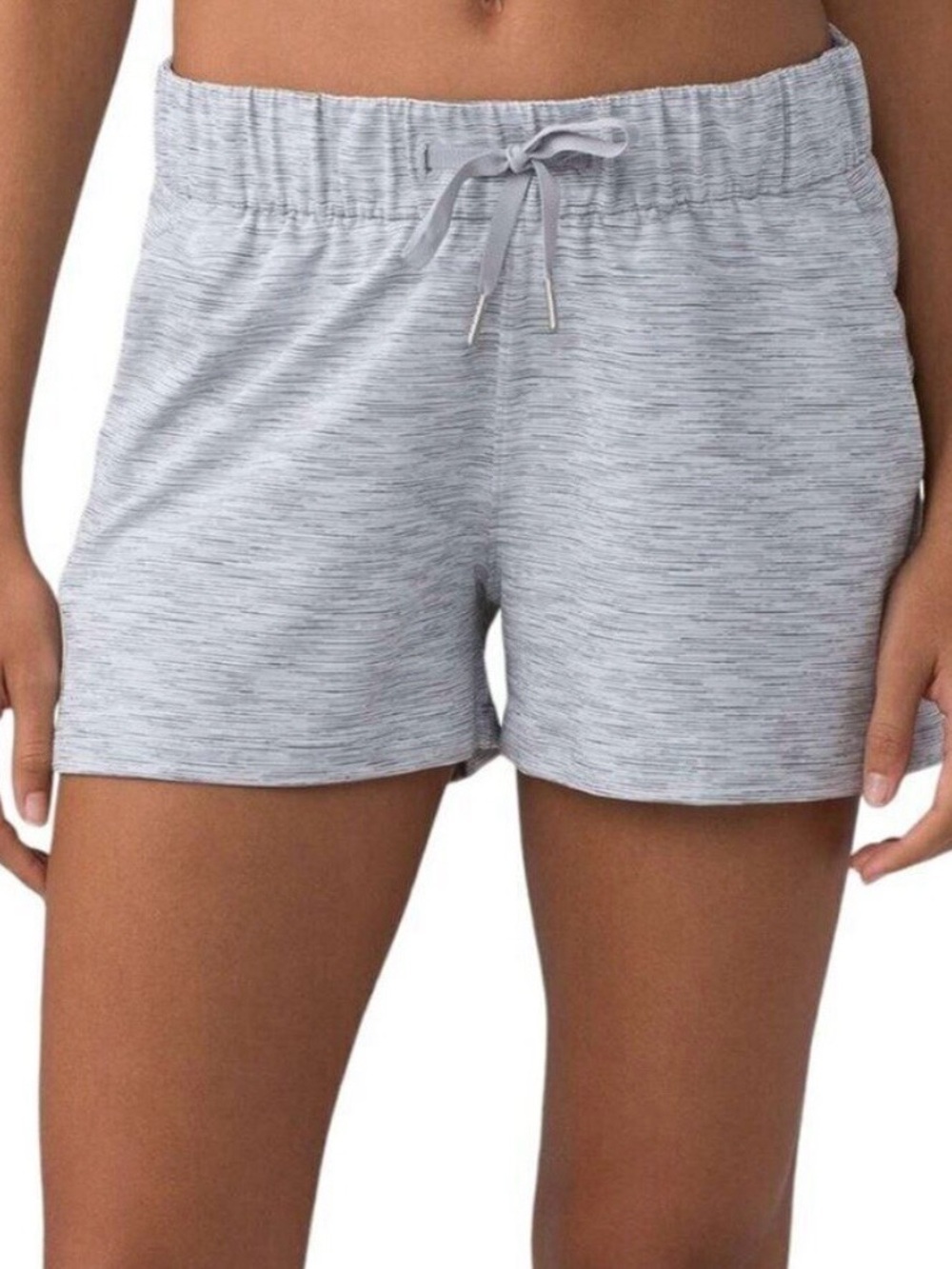 Lululemon on the fly short 2.5” ice grey alpine white